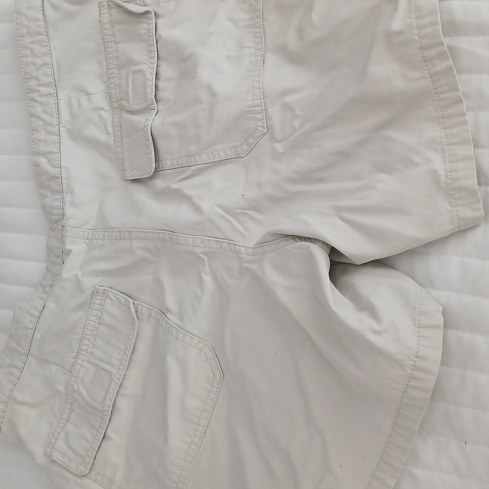 Old Navy Women's Cream Shorts - Picture 3 of 5